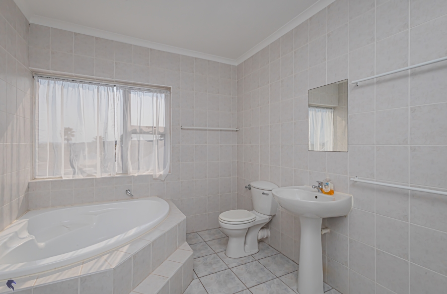 5 Bedroom Property for Sale in Country Club Western Cape
